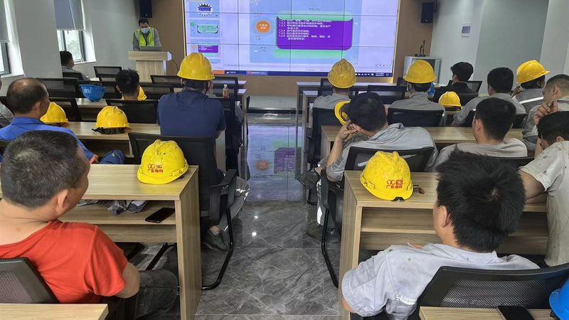 2025年成人学历落户政策解析：机遇与挑战并存